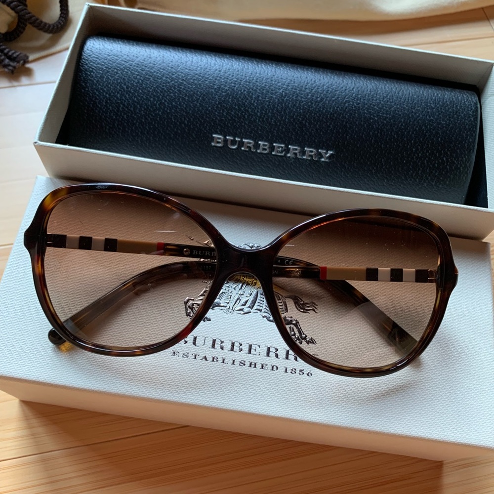 Used like new! Burberry Sunglasses 0BE4164